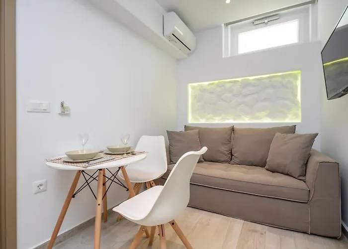 Elegant * アギオス・プロコピオス