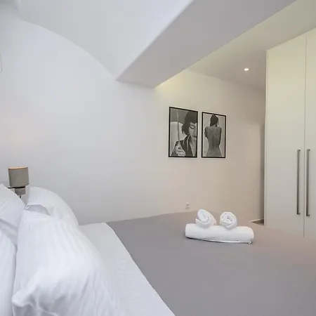 Elegant Apartment *